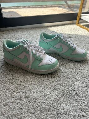 Nike Womens Low-Top Sneakers in Mint and White